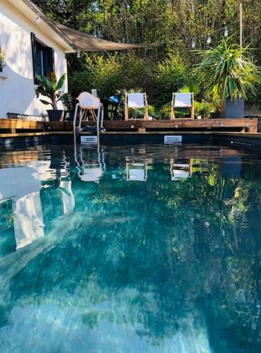 Villa avec piscine, terrasse, jardin et vue… : Villas proche de Madic