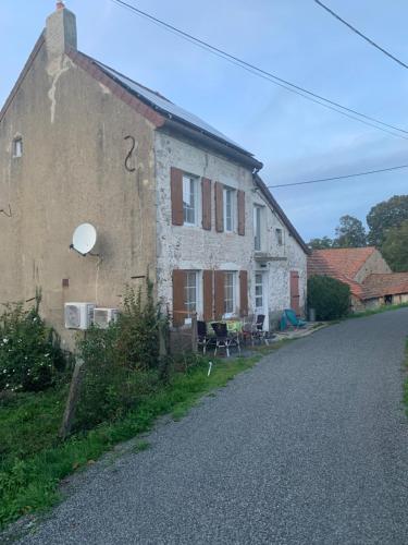 Busset Liages situé dans le Bourbonnais jusqu’à 6 personnes : Maisons de vacances proche d'Arronnes