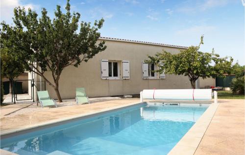 Awesome home in Pierrelatte with Outdoor swimming pool and 3 Bedrooms : Maisons de vacances proche de Villechenève