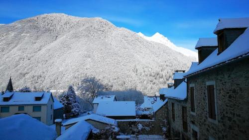 Maison de 4 chambres avec jacuzzi terrasse amenagee et wifi a Guchan a 4 km des pistes : Maisons de vacances proche de Lançon