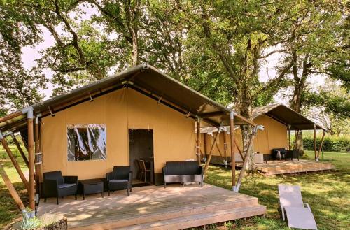 Glamping Les Arbres, Luxe Safaritent met zwembad : Maisons de vacances proche de La Nocle-Maulaix