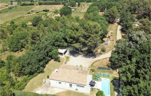Awesome home in Rognes with Outdoor swimming pool, WiFi and 3 Bedrooms : Maisons de vacances proche de Saint-Estève-Janson