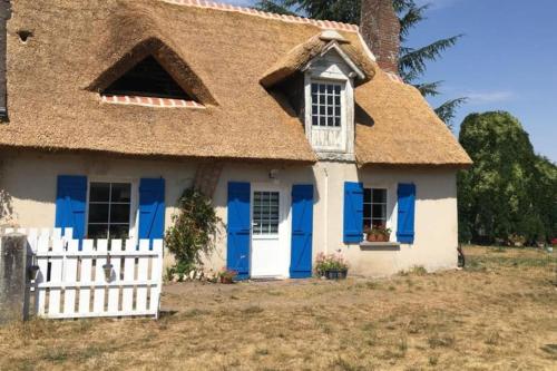 Chaumière avec sa toiture recouverte de chaume !!! : Maisons de vacances proche de Conie-Molitard