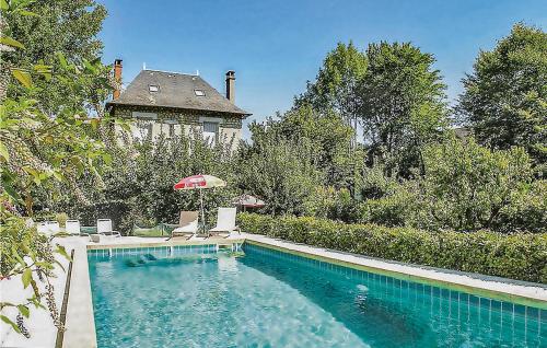 Awesome home in Terrasson-Lavilledieu with 5 Bedrooms, WiFi and Outdoor swimming pool : Maisons de vacances proche de Terrasson-Lavilledieu