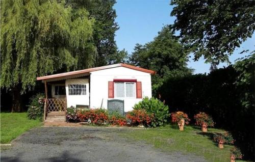 Stunning caravan in Saint-Pe-sur-Nivelle with 3 Bedrooms and WiFi : Campings proche de Sare