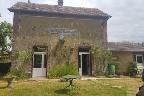 Charmante ancienne Gare Halte relais Bonsmoulins : Maisons de vacances proche de Saint-Nicolas-de-Sommaire