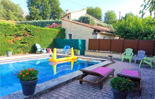 Amazing home in Robion with Outdoor swimming pool, WiFi and 1 Bedrooms : Maisons de vacances proche de Taillades