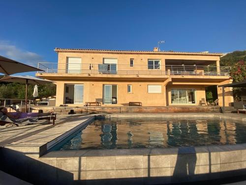 Modern house with private pool and stunning view 800m from beach. : Villas proche de Coggia