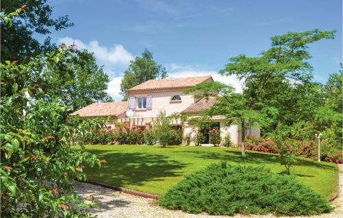 Awesome Home In Payzac With 3 Bedrooms, Wifi And Private Swimming Pool : Maisons de vacances proche de Payzac