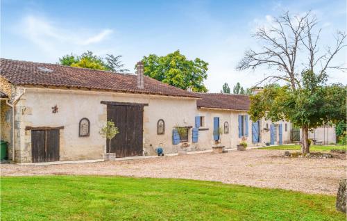 Stunning home in Bourg du bost with 3 Bedrooms, WiFi and Outdoor swimming pool : Maisons de vacances proche de Bourg-du-Bost