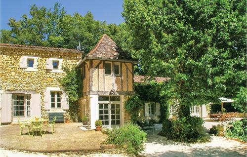 Nice home in St, Martin des Combes with 5 Bedrooms, WiFi and Outdoor swimming pool : Maisons de vacances proche de Saint-Georges-de-Montclard