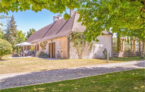 Awesome home in Montaut with Outdoor swimming pool, WiFi and 3 Bedrooms : Maisons de vacances proche de Saint-Quentin-du-Dropt