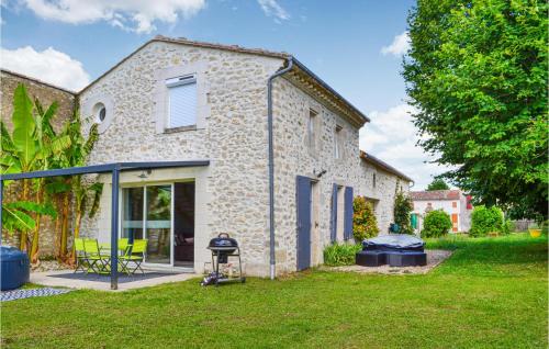 Awesome home in Eyrans with WiFi and 3 Bedrooms : Maisons de vacances proche d'Anglade