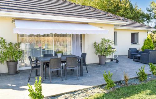 Awesome home in Rivehaute with Outdoor swimming pool, WiFi and 3 Bedrooms : Maisons de vacances proche de Monblanc