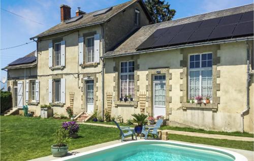 Beautiful Home In Loge- Fougereuse With Heated Swimming Pool, Private Swimming Pool And 3 Bedrooms : Maisons de vacances proche de Vouvant