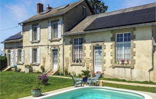 Stunning Home In Loge Fougereuse With Wifi, Heated Swimming Pool And Private Swimming Pool : Maisons de vacances proche de Cheffois
