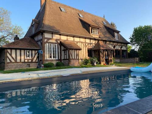 Belle demeure Normande dans son écrin de verdure. : Maisons de vacances proche de Les Préaux
