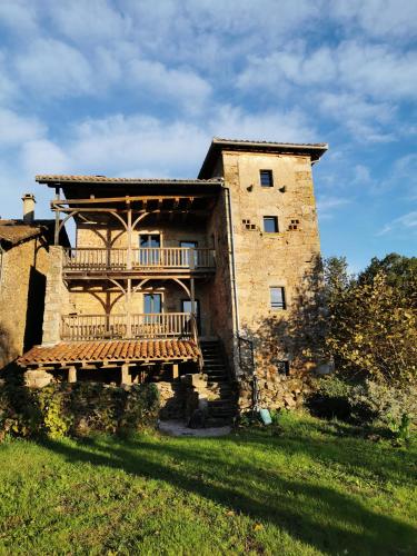 Grande maison de caractère en pierres -superbe vue : Maisons de vacances proche de Montet-et-Bouxal