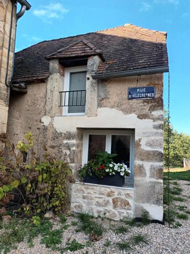 Gîte la Tanière classé 3 étoiles avec terrasse et piscine : Maisons de vacances proche de Le Lardin-Saint-Lazare