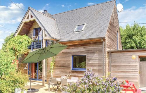 Amazing home in Plounour-Trez with 3 Bedrooms, Sauna and WiFi : Maisons de vacances proche de Saint-Méen