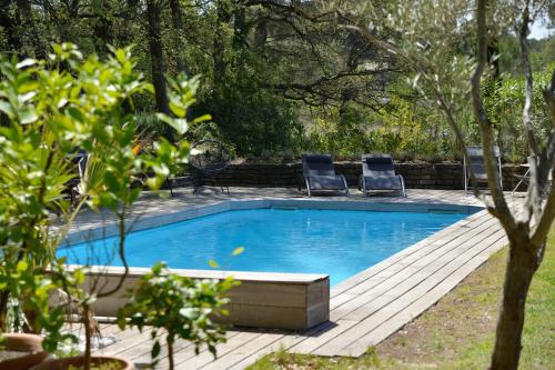 Provencal house in the countryside with terrace garden and pool : Maisons de vacances proche de Mimet