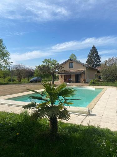 Gîte à la campagne avec piscine : Appartements proche de Saint-Julien-sur-Veyle