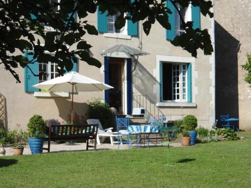 La maison bleue : B&B / Chambres d'hotes proche d'Alligny-Cosne
