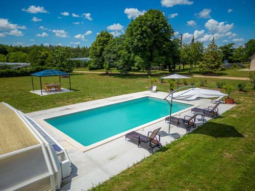 Magnifique Gîte - 4 chambres - avec piscine et petit plan d'eau : Maisons de vacances proche de Couesmes