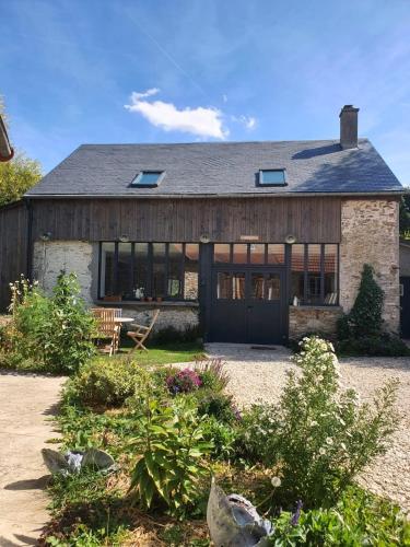 Domaine des Pousses, gîte au coeur d'un village de campagne : Maisons de vacances proche de Saint-Symphorien-le-Château
