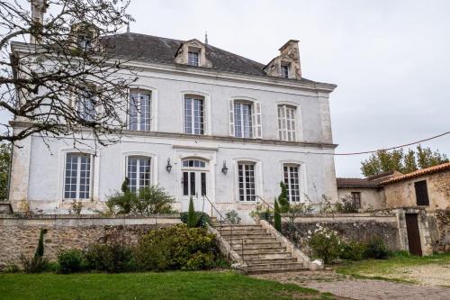 La Maison de Maître - Splendide demeure à Sanxay : Maisons de vacances proche d'Exireuil