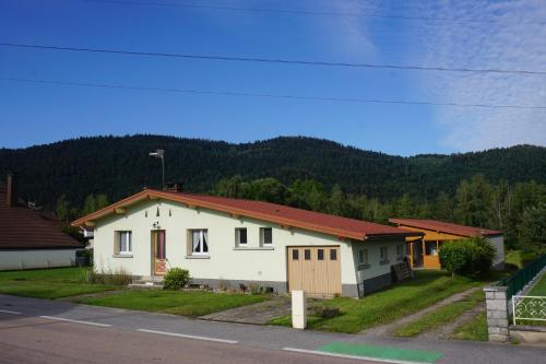 La maison et l'étang - grand terrain privé : Maisons de vacances proche de Thiéfosse