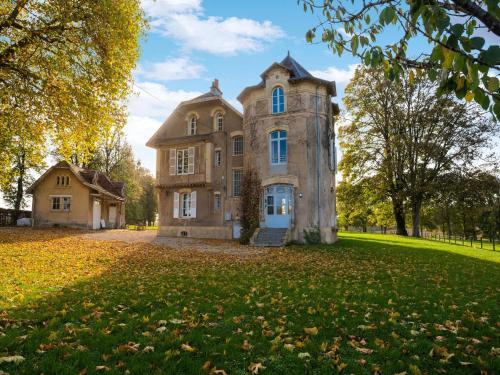 Majestic villa in Pouru Saint Remy with garden : Villas proche de Beaumont-en-Argonne