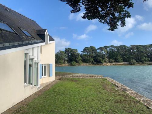Holiday home with sea view and panoramic view, Larmor-Baden : Maisons de vacances proche de Île-aux-Moines
