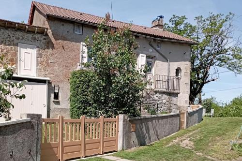 Maison atypique du Cantal proche Lot et Corrèze : Maisons de vacances proche de Lamativie