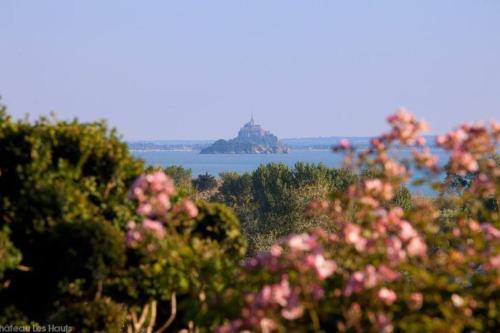 CHATEAU LES HAUTS vue panoramique sur le Mont st Michel : Maisons de vacances proche de La Rochelle-Normande