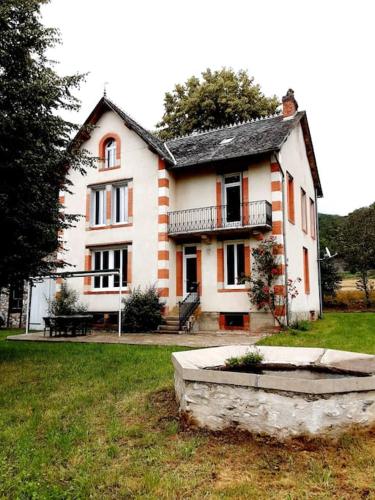 Ancienne maison de tisserand au coeur du Cantal : Maisons de vacances proche de Saint-Étienne-de-Chomeil