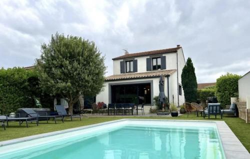 Carcalove - Pool, Billard & Jacuzzi - 10pax : Maisons de vacances proche de Barbaira