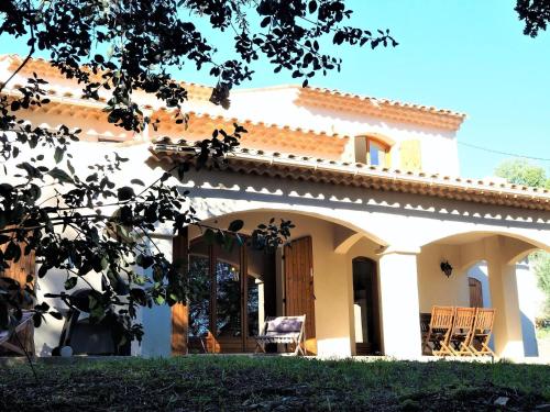 Spacious and comfortable holiday home with private garden, Le Tignet : Maisons de vacances proche de Cabris