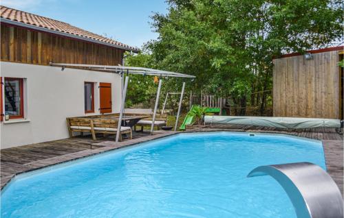 Awesome home in Garein with Outdoor swimming pool and 4 Bedrooms : Maisons de vacances proche de Luglon