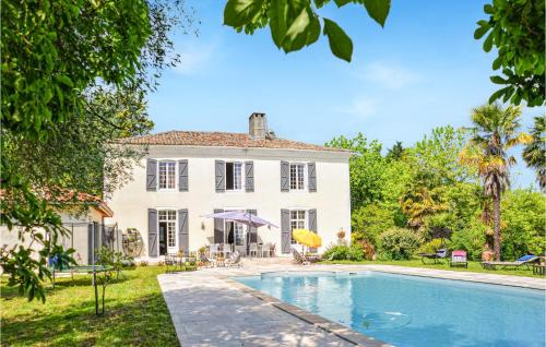 Nice Home In Orthez With Outdoor Swimming Pool, Wifi And 7 Bedrooms : Maisons de vacances proche de Biron