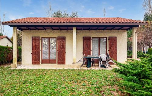 Beautiful home in Sarrecave with Outdoor swimming pool and 2 Bedrooms : Maisons de vacances proche de Ponlat-Taillebourg