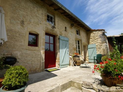 Stunning Holiday Home with Fenced Garden, Garage,BBQ,Heating : Maisons de vacances proche de Beaulieu-en-Argonne