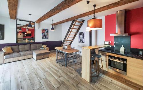 Nice home in Capestang with WiFi and 2 Bedrooms : Maisons de vacances proche de Puisserguier