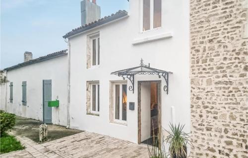 Awesome home in LHoumeau with 1 Bedrooms and WiFi : Maisons de vacances proche de Nieul-sur-Mer