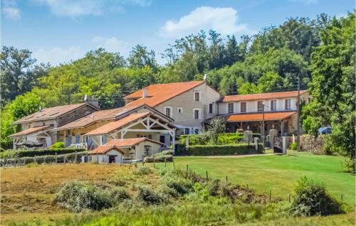 Stunning home in Roussines with 13 Bedrooms, WiFi and Private swimming pool : Maisons de vacances proche d'Orgedeuil