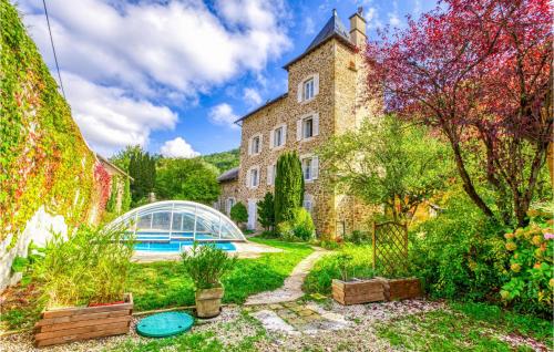 Stunning Home In Rodez With Outdoor Swimming Pool, Wifi And Heated Swimming Pool : Maisons de vacances proche de Le Vibal