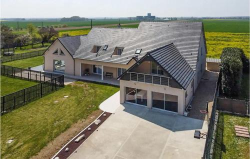 Amazing Home In La Chapelle-vendmoise With Indoor Swimming Pool, Private Swimming Pool And 7 Bedrooms : Maisons de vacances proche de Villemardy