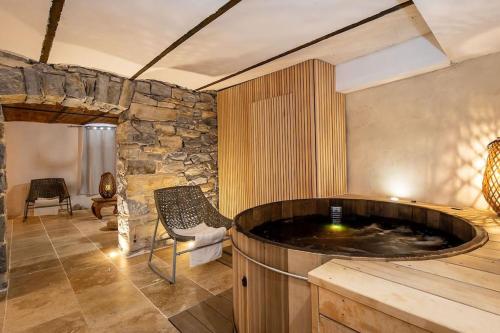 Hébergement Deluxe avec Grand Jacuzzi et Sauna Millau : Maisons de vacances proche de Saint-Georges-de-Luzençon