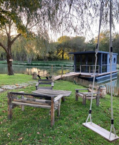 Ecolodge Charles Ashton Hébergement insolite sur l'eau : Campings proche de Le Tour-du-Parc