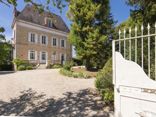 Le Petit Chateau : Maisons de vacances proche de Saint-Antoine-d'Auberoche
